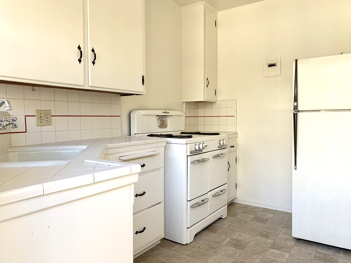 Primary Photo - 2146 N Beachwood Dr