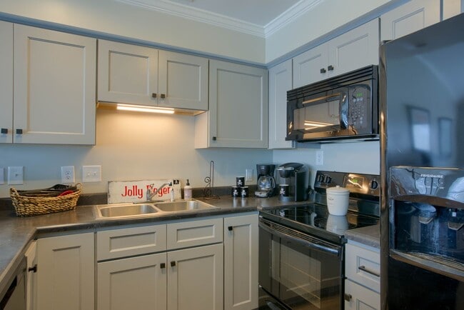 Building Photo - FURNISHED OFF-SEASON MONTHLY RENTAL-STARTI...