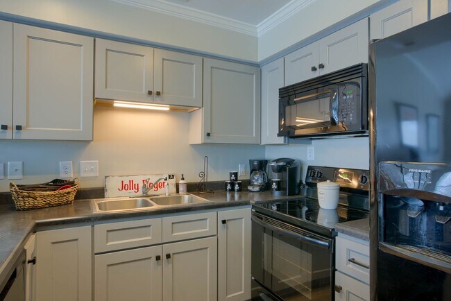 Foto del edificio - FURNISHED OFF-SEASON MONTHLY RENTAL-STARTI...