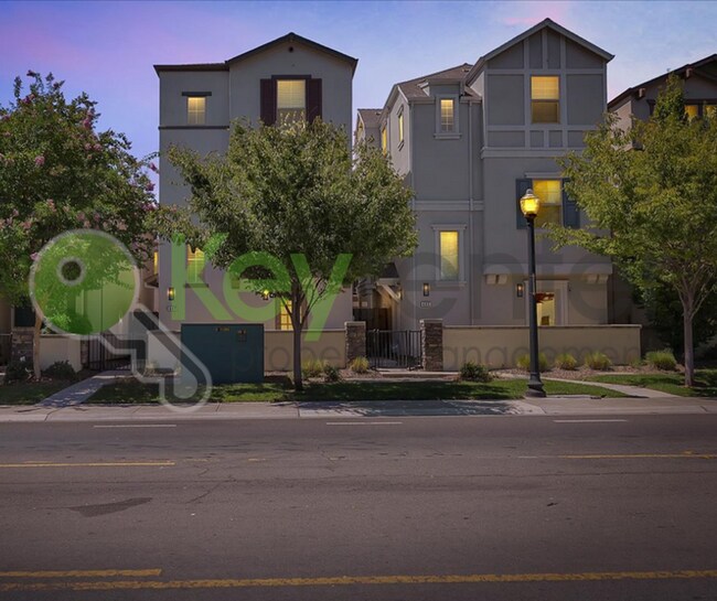 Foto del edificio - 487 McClatchy Way
