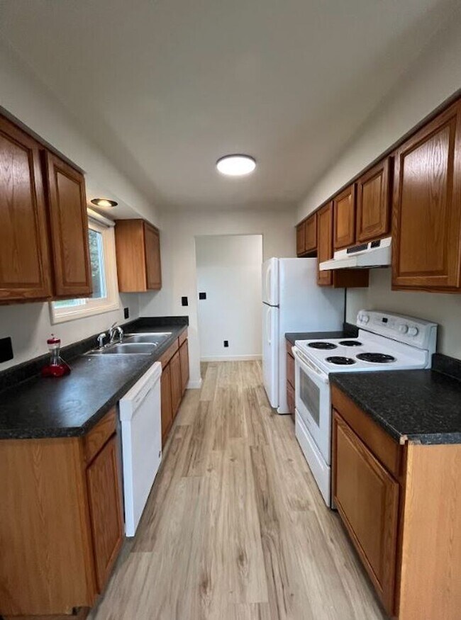 Building Photo - Lovely Apartment in Sehome