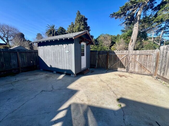 Building Photo - Charming 2 bedroom home in Pacific Grove!