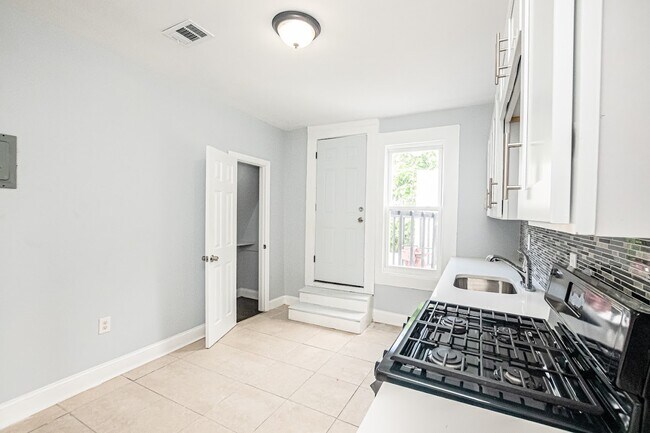 Building Photo - 473 S 15th St