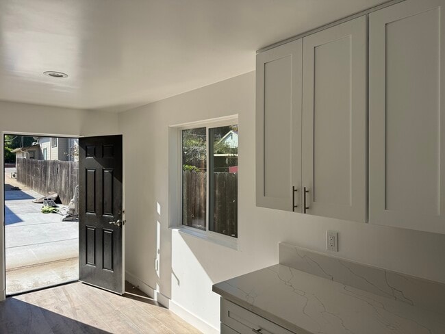 Building Photo - 376 Ramona Dr