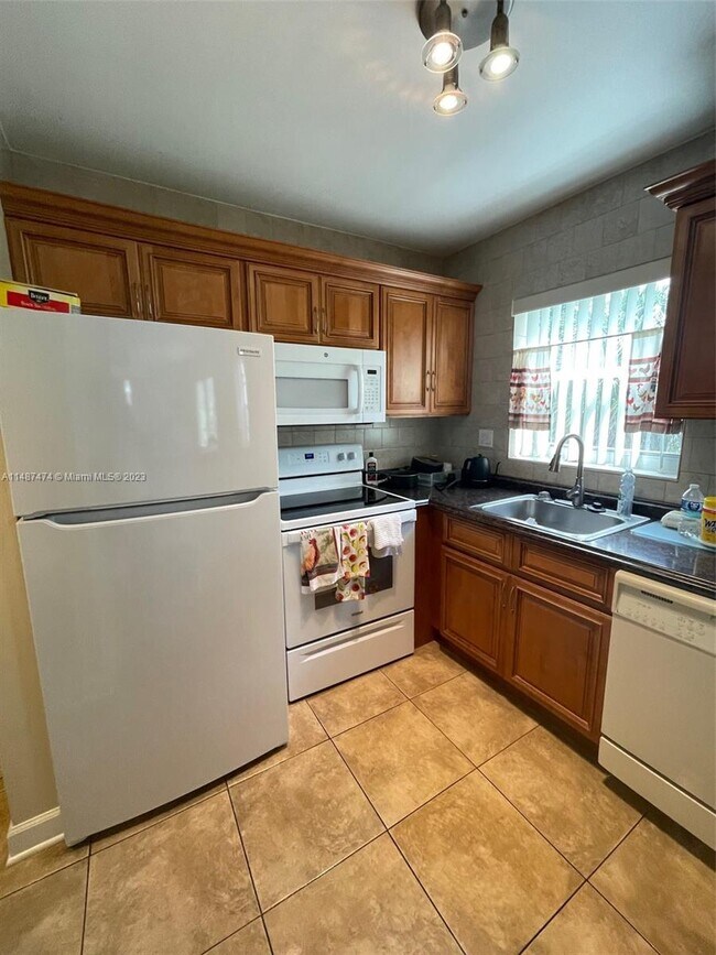 Building Photo - 3000 Sunrise Lakes Dr W