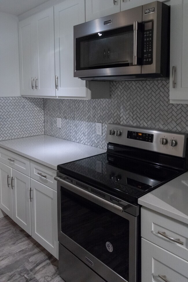 renovated kitchen - 35 Desmoines Rd