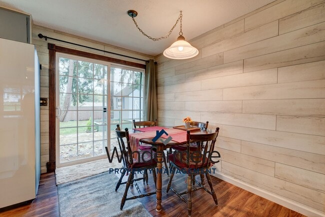 Building Photo - Fully-Furnished Cozy 3 Bedroom Home - Shor...