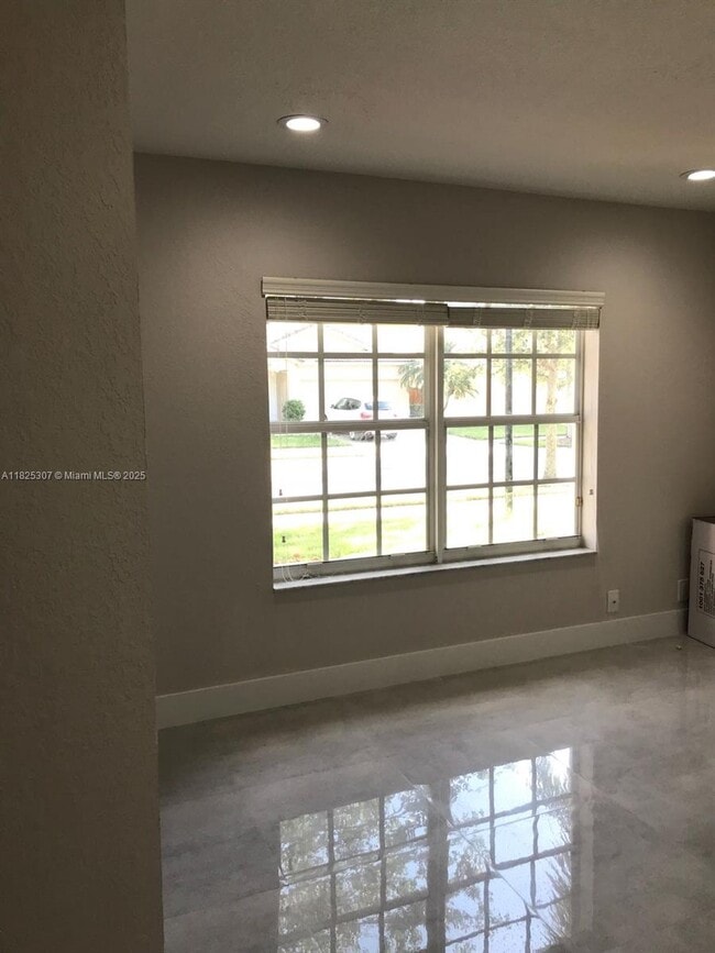 Building Photo - 16725 Sapphire Ct