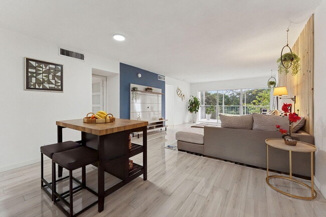 Foto del edificio - 3150 N Palm Aire Dr