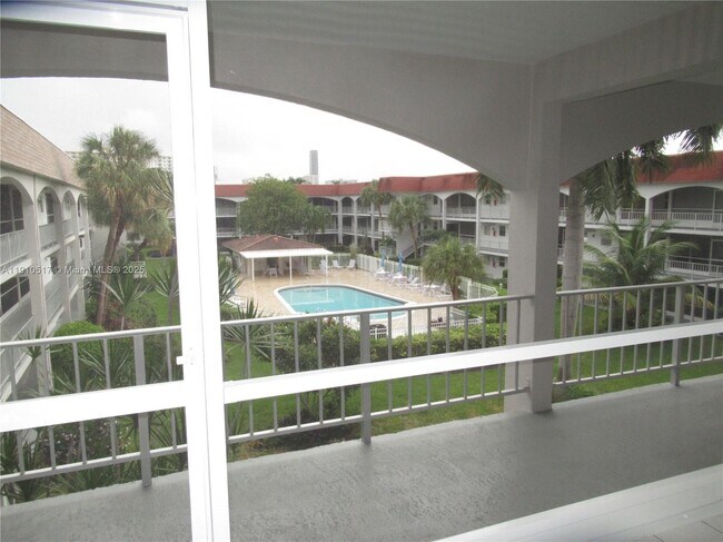 Building Photo - 581 Blue Heron Dr