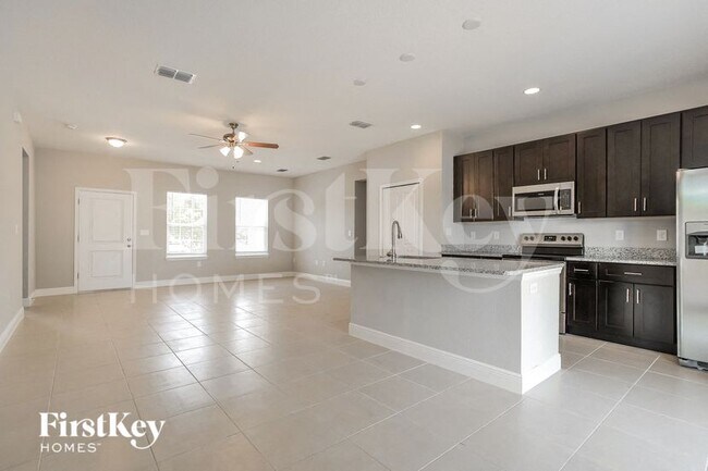Foto del edificio - 568 Hummingbird Ct