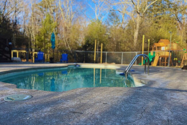 Foto del edificio - 1551 Wooded Acres Dr