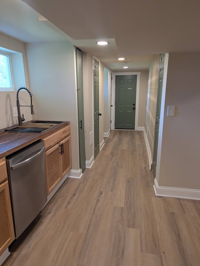 Kitchen - 6504 Hansford St