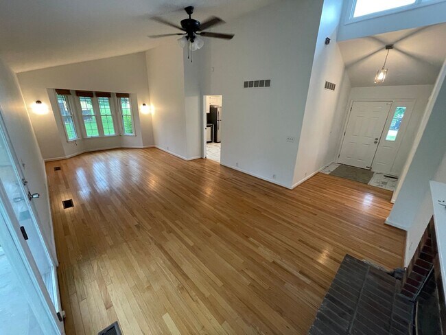 Foto del edificio - Beautiful Home Large Garage Highly Desired For Rent