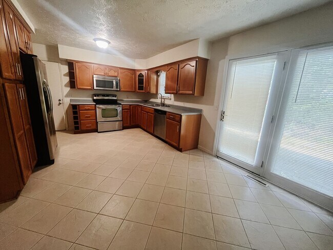 Building Photo - * RE RENTAL AVAILABLE 1/12/26 *  (Hethwood 3 Bedroom, 1.5 Bath House with Pool Access!)