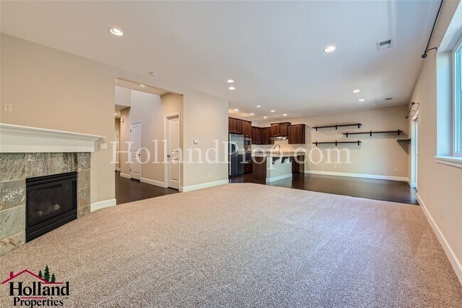 Foto del edificio - Spacious 4-Bedroom Home with Solar Panels ...