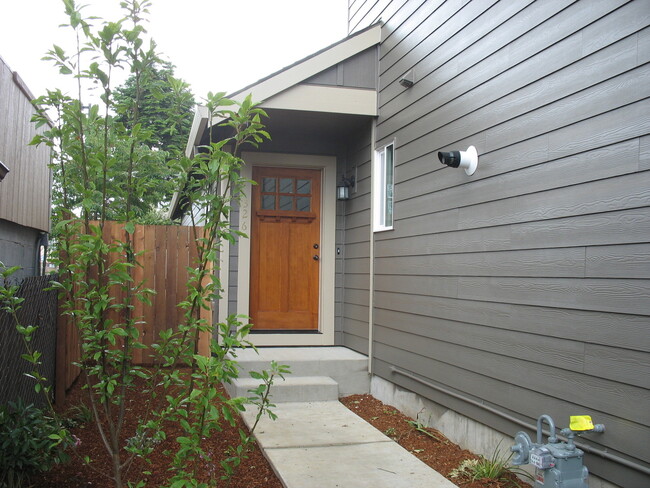 Building Photo - N.E Portland 2-bedroom beauty! Pets OK on ...