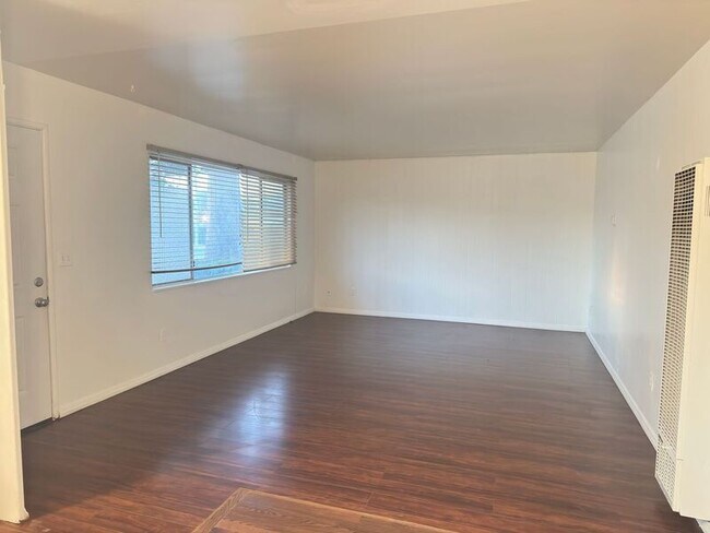 Building Photo - 501 S University St