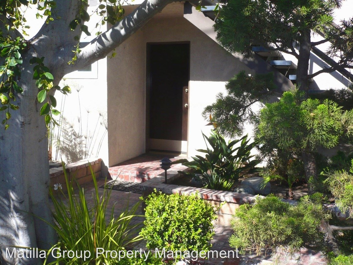 Primary Photo - 8240-8242 Pershing Dr