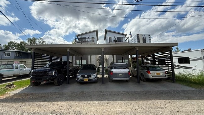 Building Photo - Upscale Furnished 2BR Townhouse in Downtow...