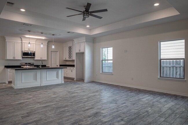 Building Photo - 1002 Tesoro Park