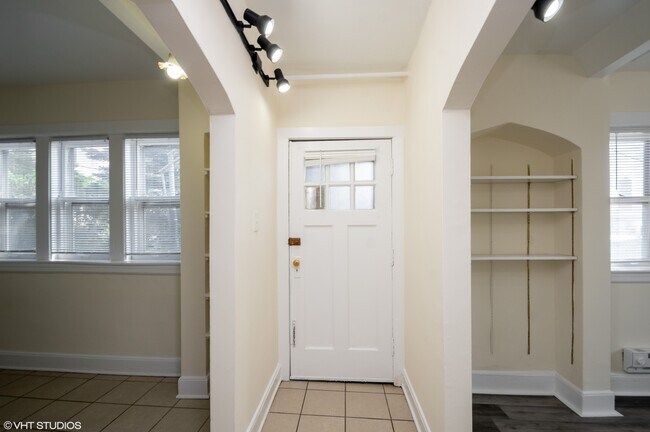 Building Photo - 5316 N Bowmanville Ave