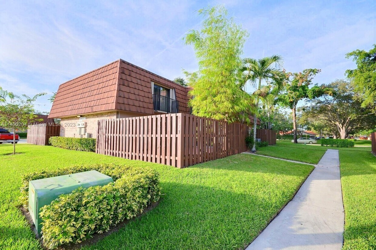 Foto principal - 4173 Forest Hill Dr