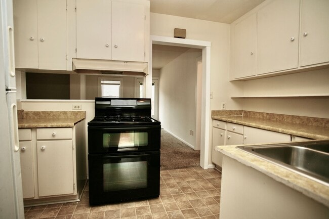 Building Photo - Available now! 2ba 1 ba single story home.