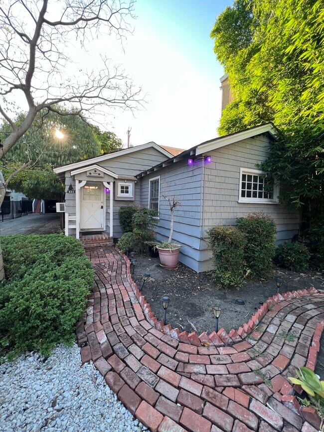 Building Photo - 655 Westmount Dr