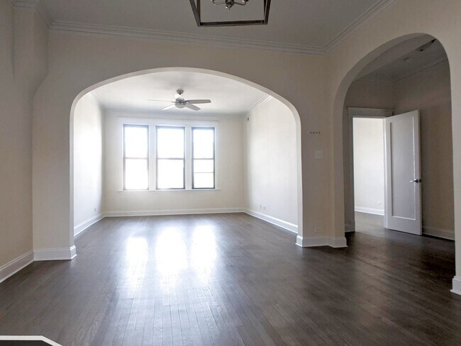 Foto del edificio - 2896 N Milwaukee Ave