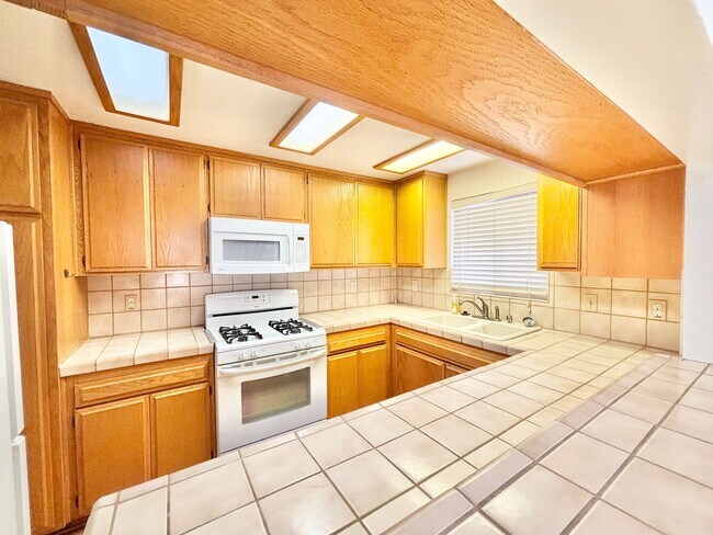 Building Photo - Silver Strand | 3 Bed 2 Bath | Rustic beac...