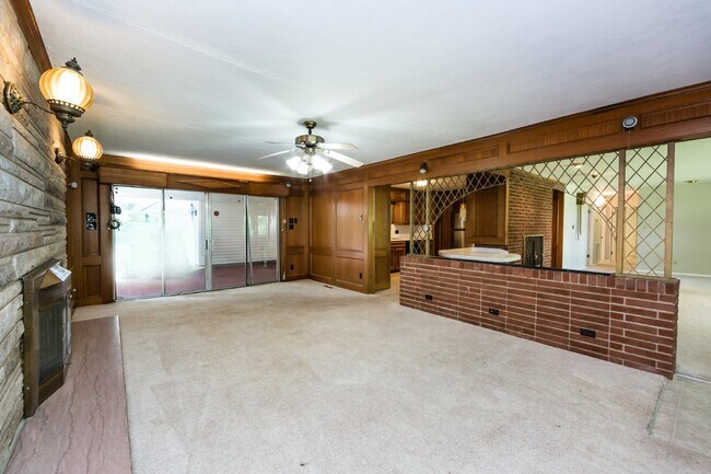 Foto del edificio - "Charming 3-Bedroom Oasis with 2 Full Baths – Spacious 2,295 Sq Ft Home in Charlotte's Heart!"