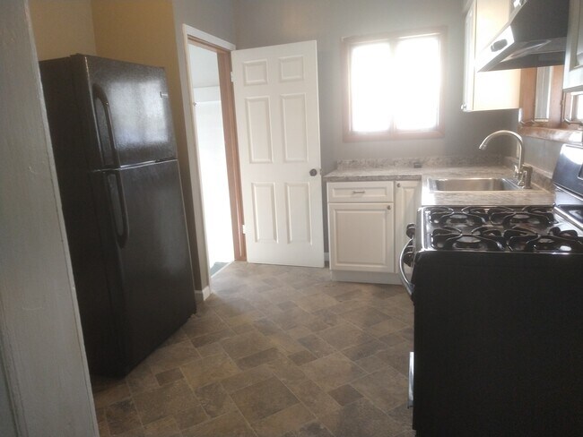 Kitchen - 1759 Barrows St