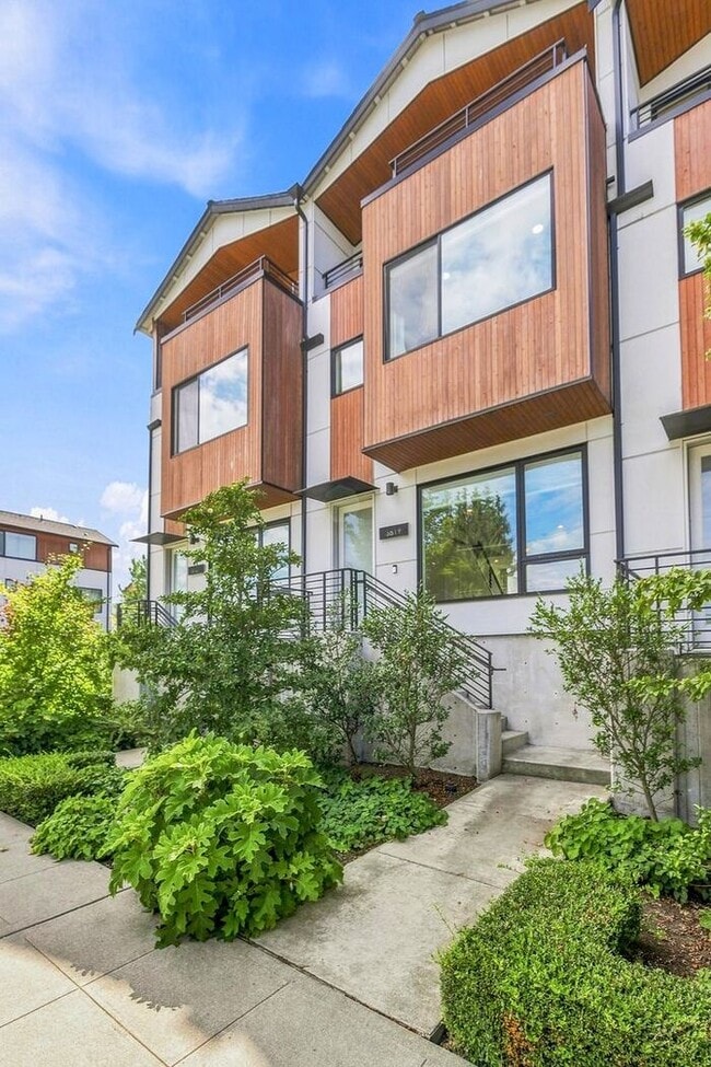 Building Photo - 3819 S Cloverdale St