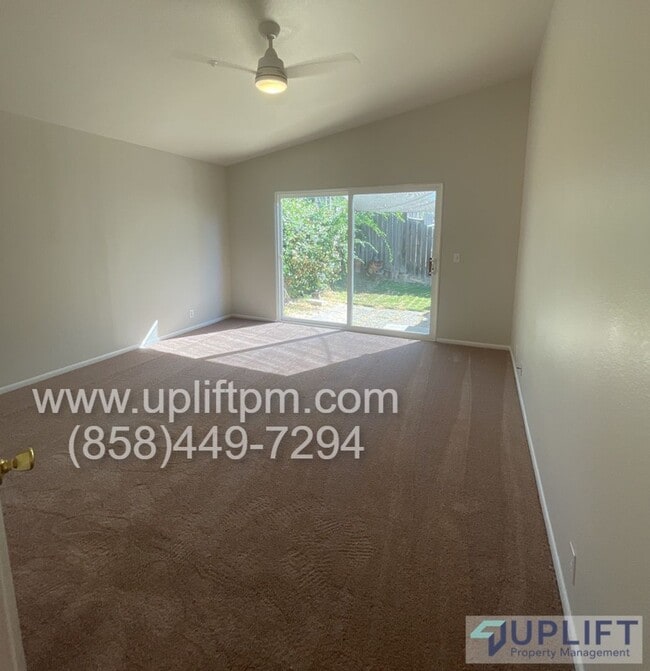 Foto del edificio - 819 Mimosa Creek Ln