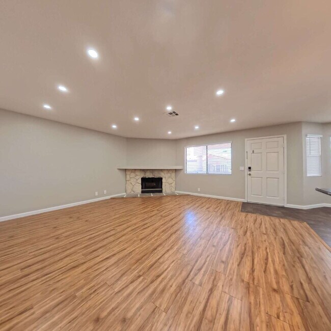Foto del edificio - Stunning 2-Bedroom Condo 2nd Floor at The Lakes!