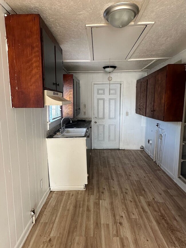 Foto del edificio - 2 bedroom, 1 bathroom home available in La...