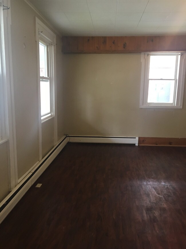 Building Photo - 323 Pleasant St