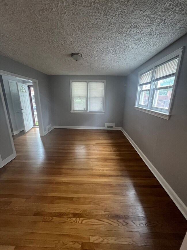Building Photo - Beautiful semi detached 3 bedroom home nea...