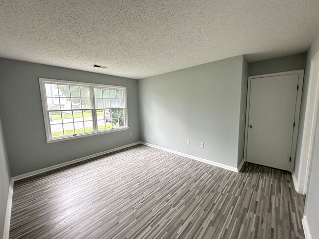 Building Photo - 2 bedroom, 1 bathroom