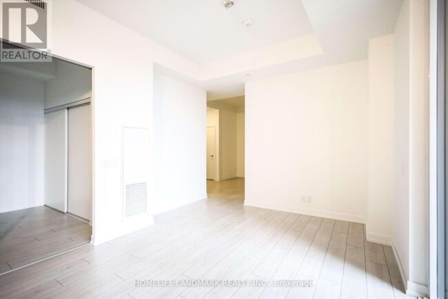 Building Photo - 270 Dufferin St