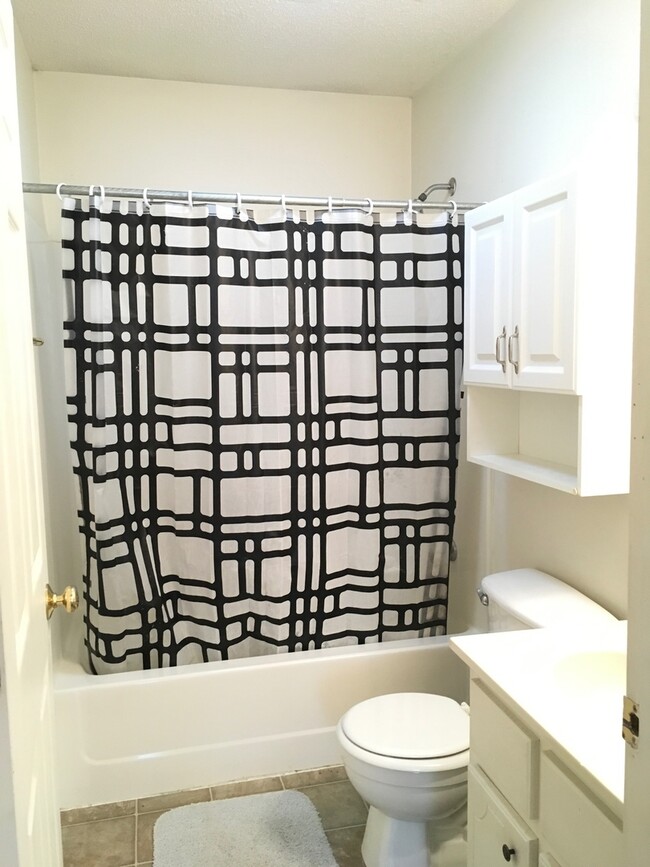 Building Photo - 270 Pine Dr