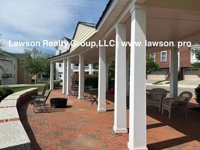 Foto del edificio - Upscale Three Bedroom in Colonial Green with Garage