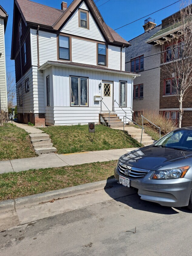 Building Photo - 1714 E Newport Ave