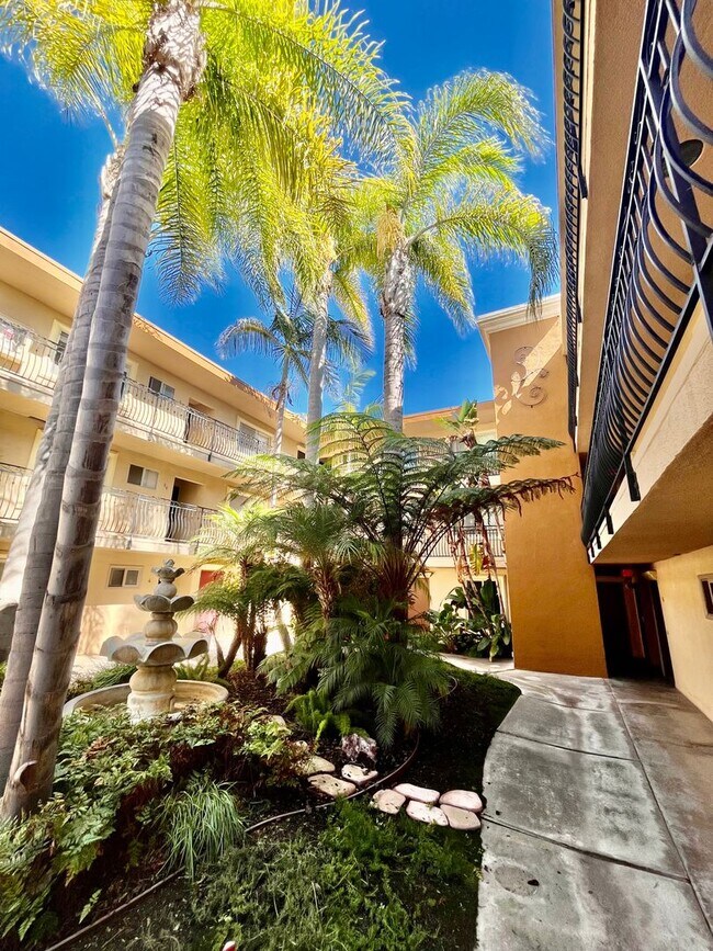 Foto del edificio - 7555 Linda Vista Rd