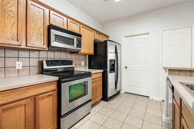 Building Photo - 6607 Lake Woodlands Dr