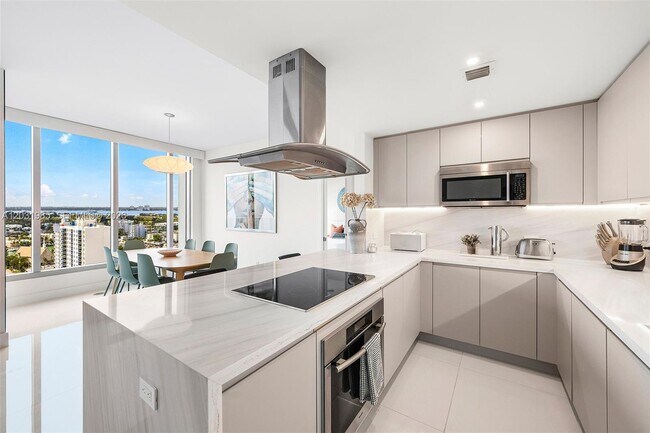 Foto del edificio - 6899 Collins Ave