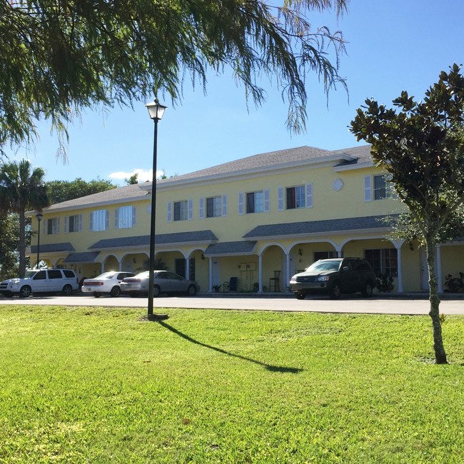 Building Photo - Colonial Palms