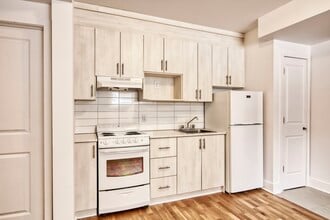 Building Photo - 4900 Av. Clanranald