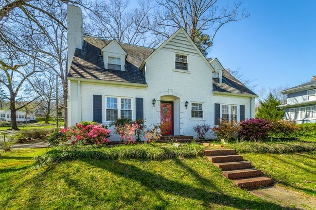 Building Photo - 3 Bedroom 2 Bath Classic